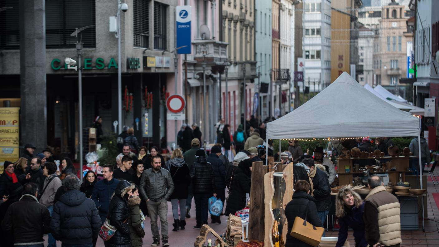 Chiasso: uno scorcio tra le bancarelle
