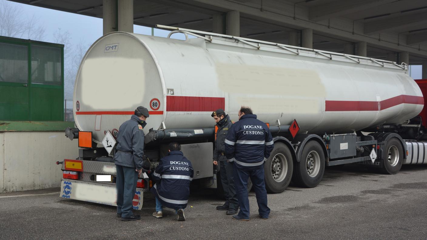 Era sulla corsia riservata ai mezzi vuoti, ma trasportava combustbile non dichiarato