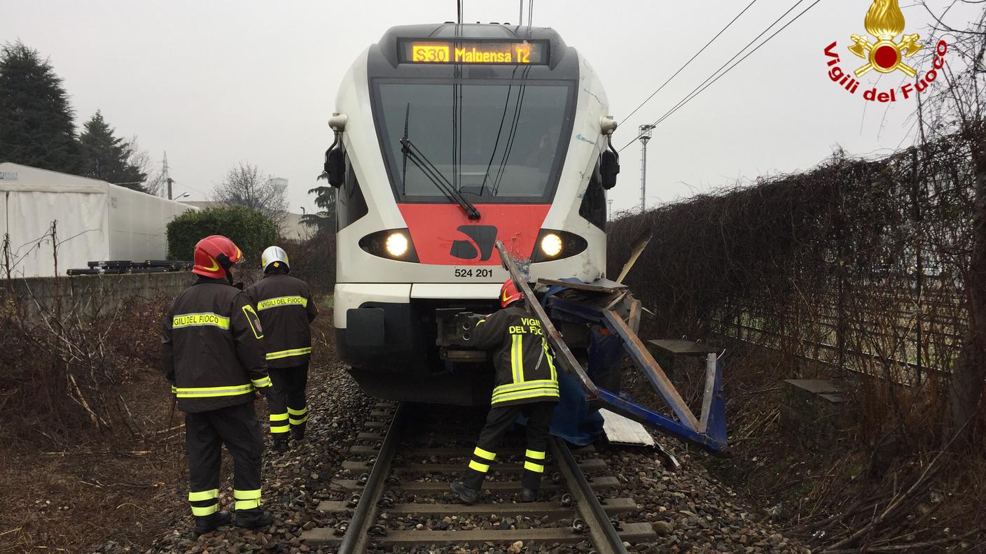 La linea ferroviaria è stata chiusa nel tratto tra Luino e Gallarate 