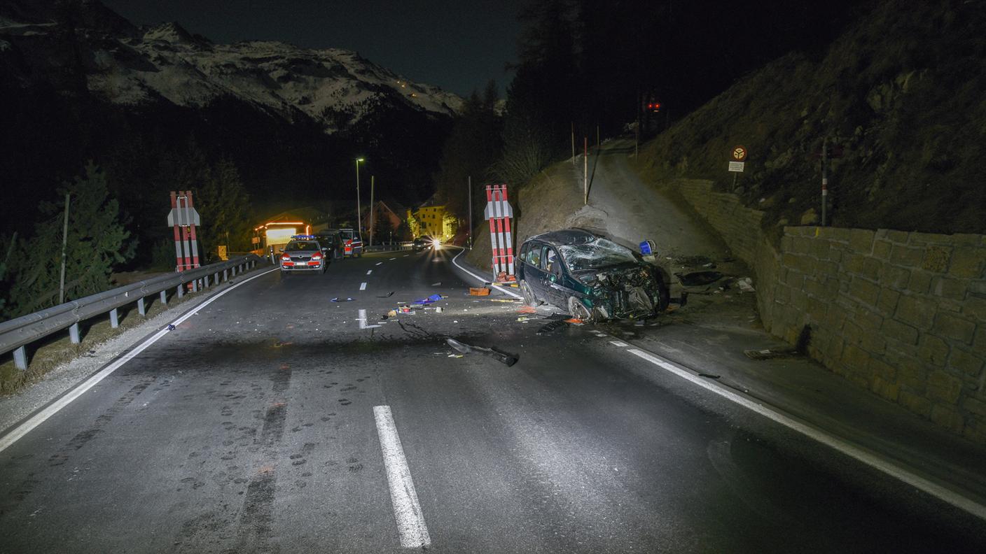 Quel che resta della vettura distrutta nell'incidente di giovedì a Samedan
