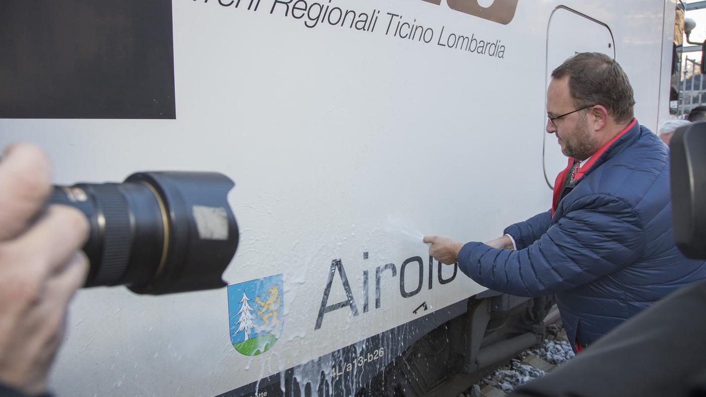 Norman Gobbi battezza il nuovo TILO a Airolo