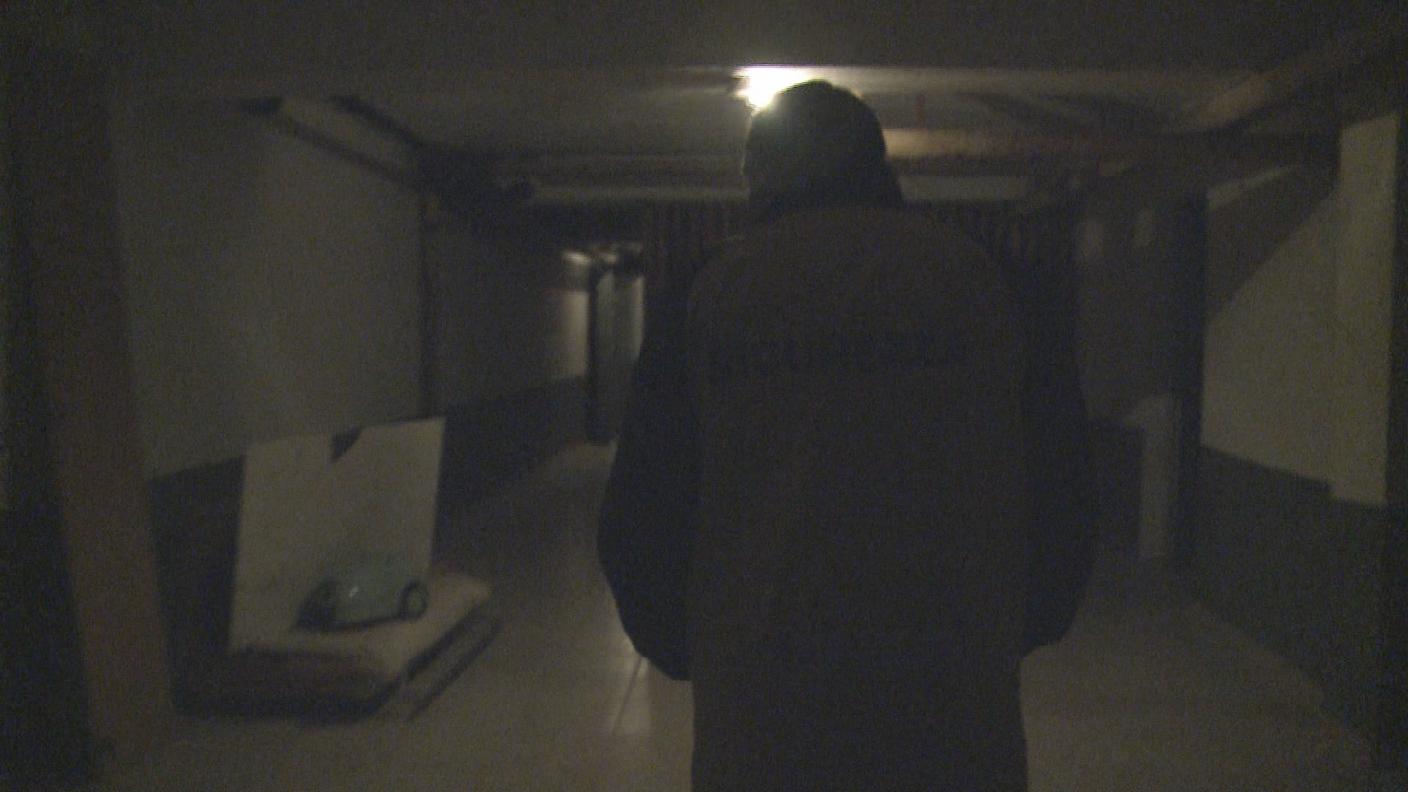 Nello scantinato della palazzina gemella in cui è avvenuto il rogo.JPG