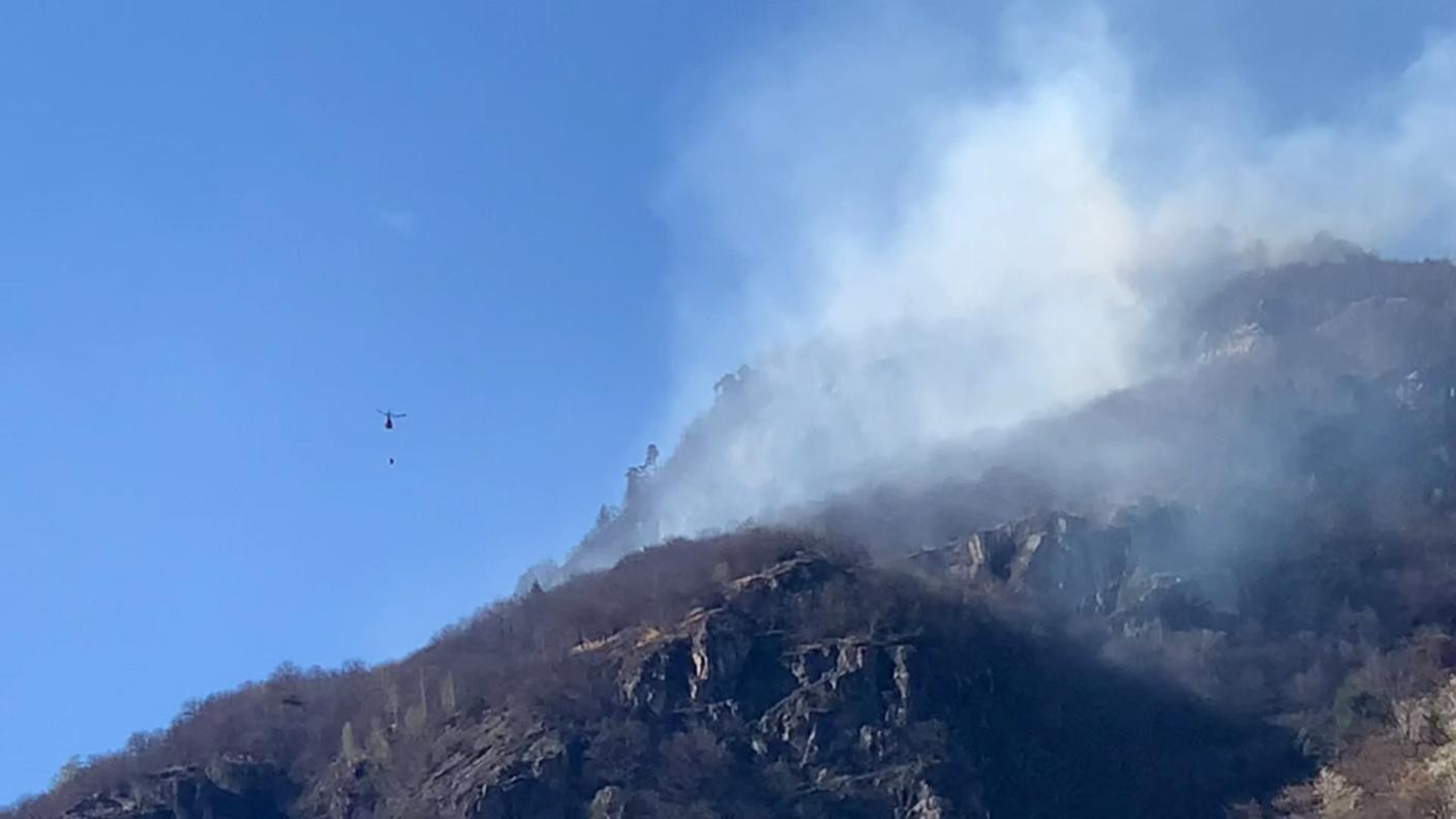 Incendio sulle montagne sopra Giornico