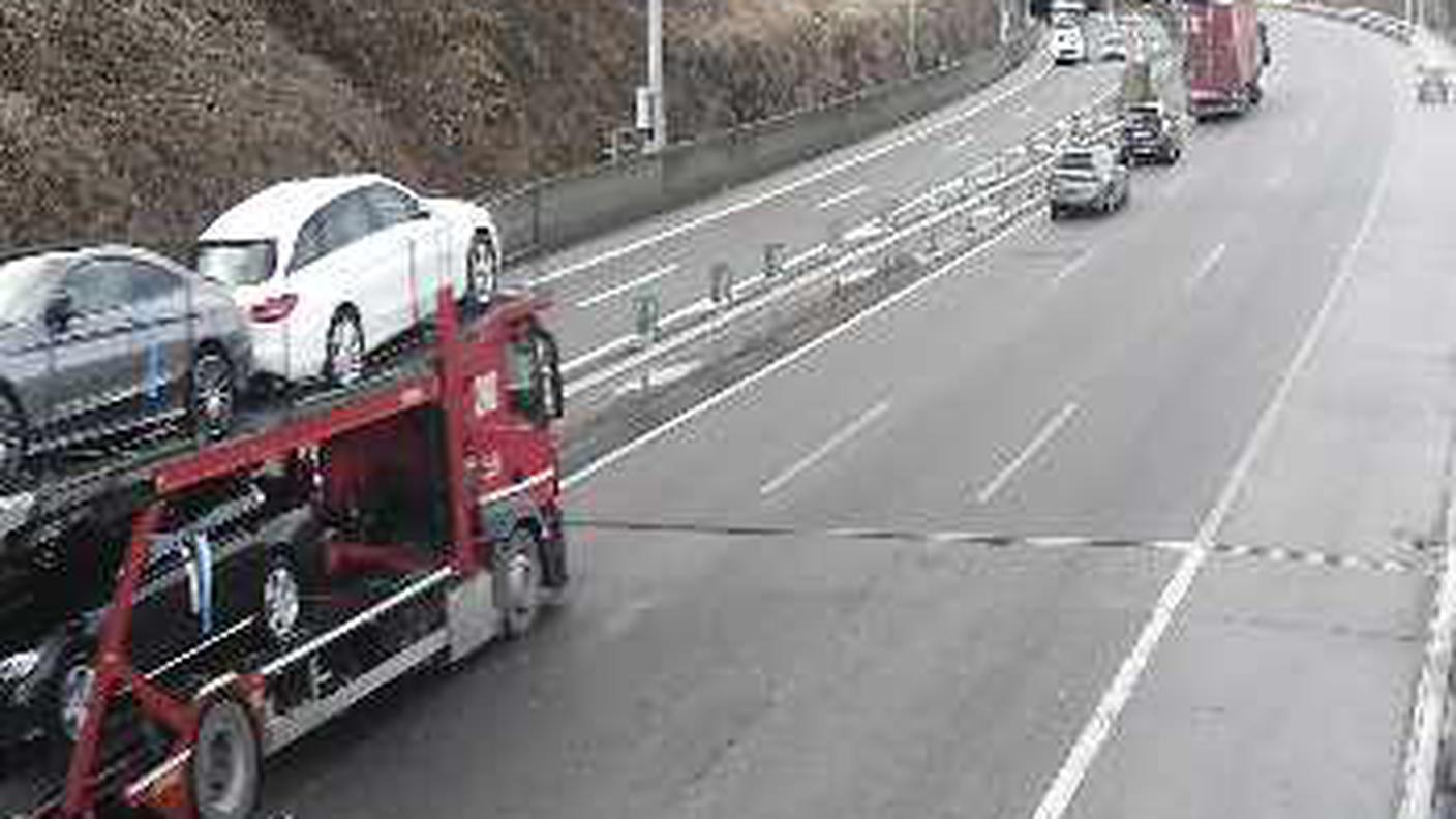 I veicoli su una sola corsia sulla rampa che porta al tunnel del Ceneri