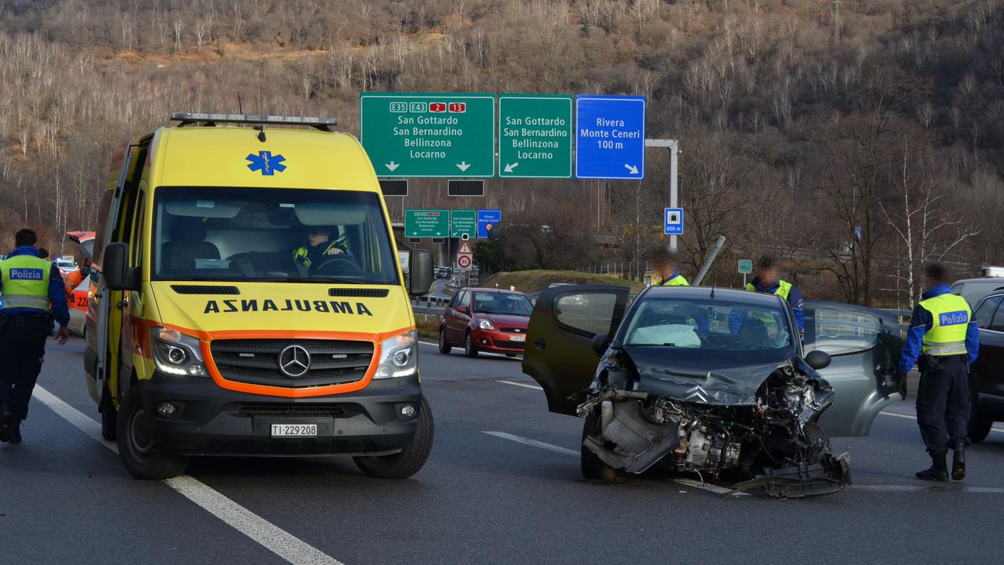 La vettura demolita sull'autostrada A2 a Rivera, mercoledì mattina