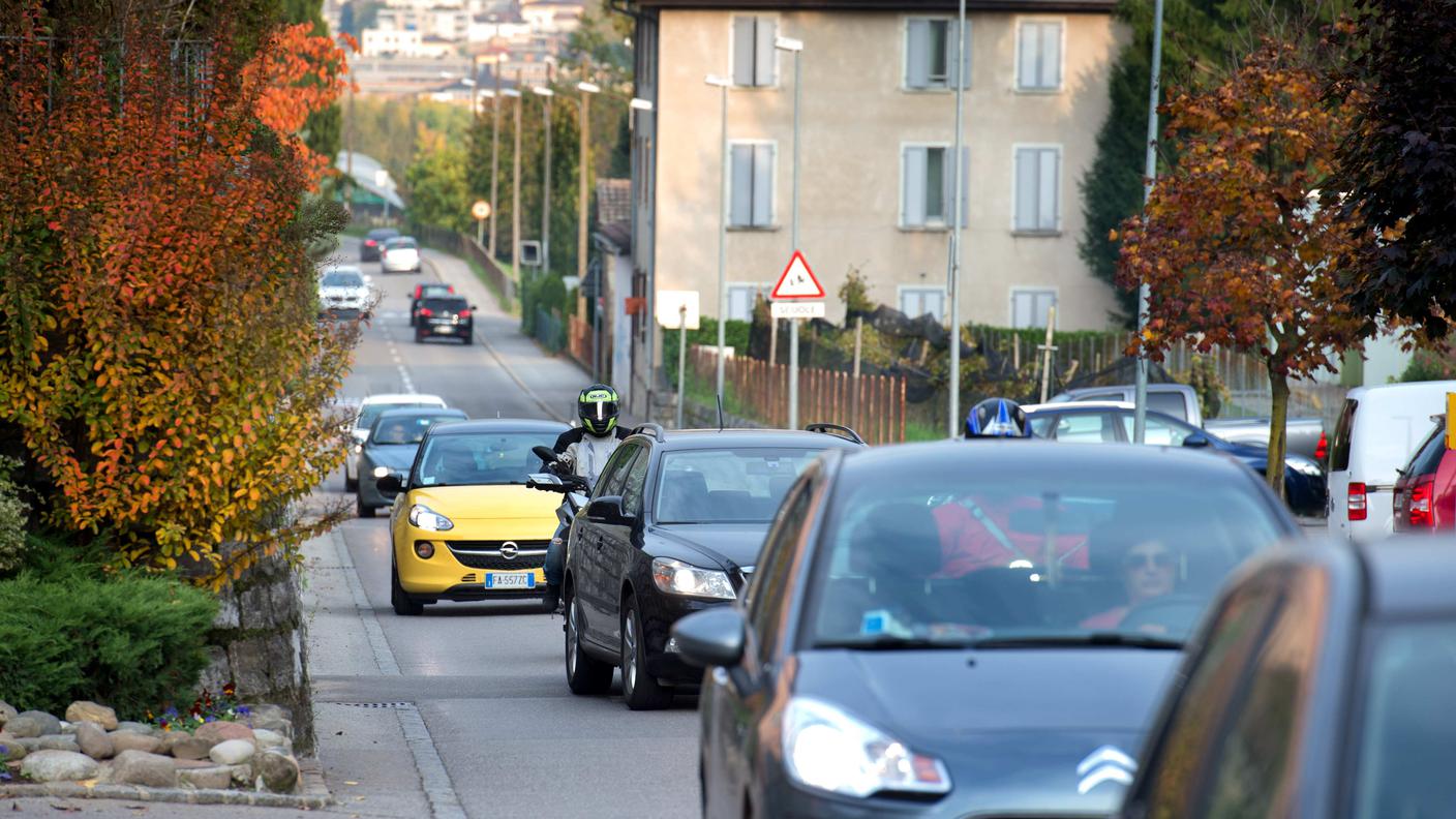 Il traffico privato aumenta come i passeggeri di autobus e treni