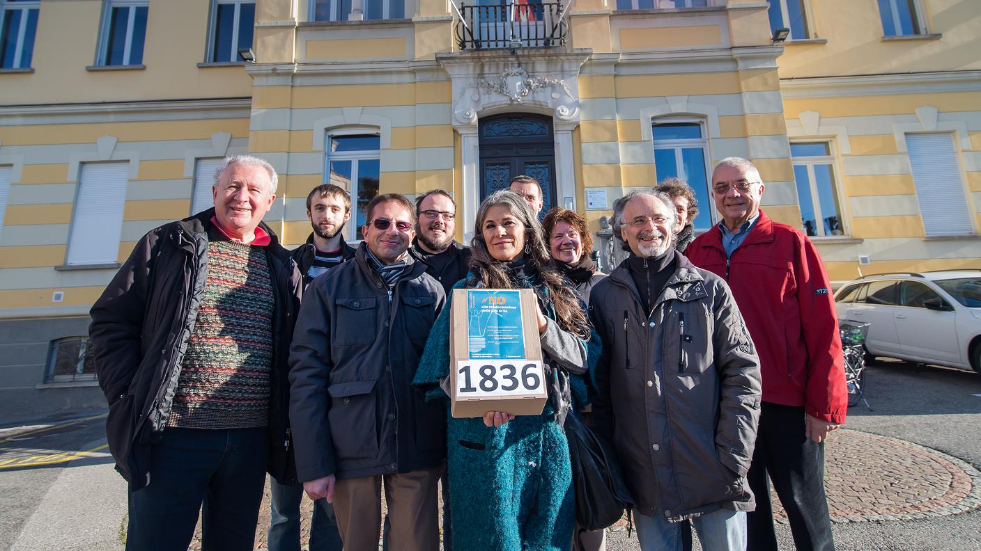 Il comitato del referendum AIM durante la consegna firme. Al centro Francoise Gehring