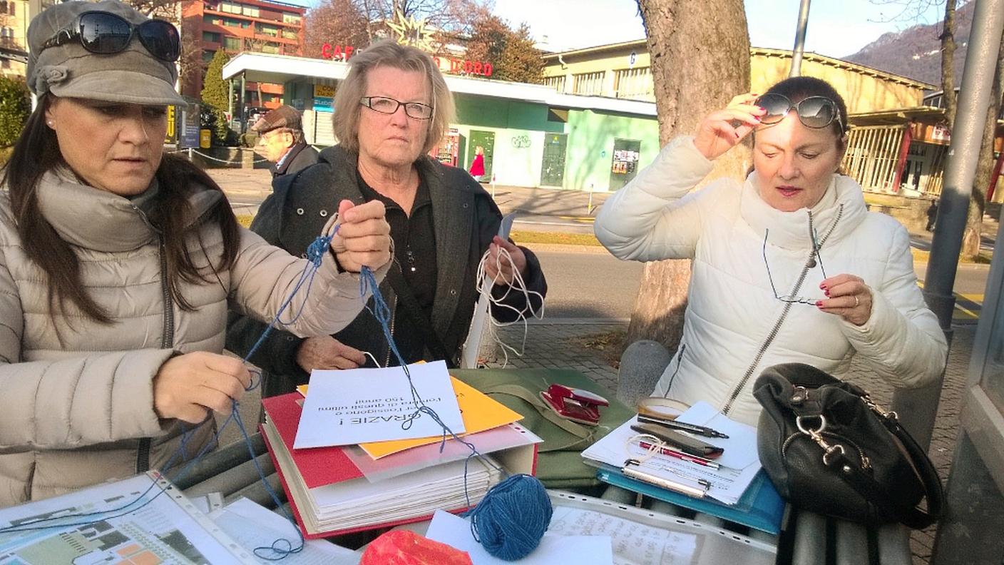 La preparazione dei fogli da appendere agli alberi
