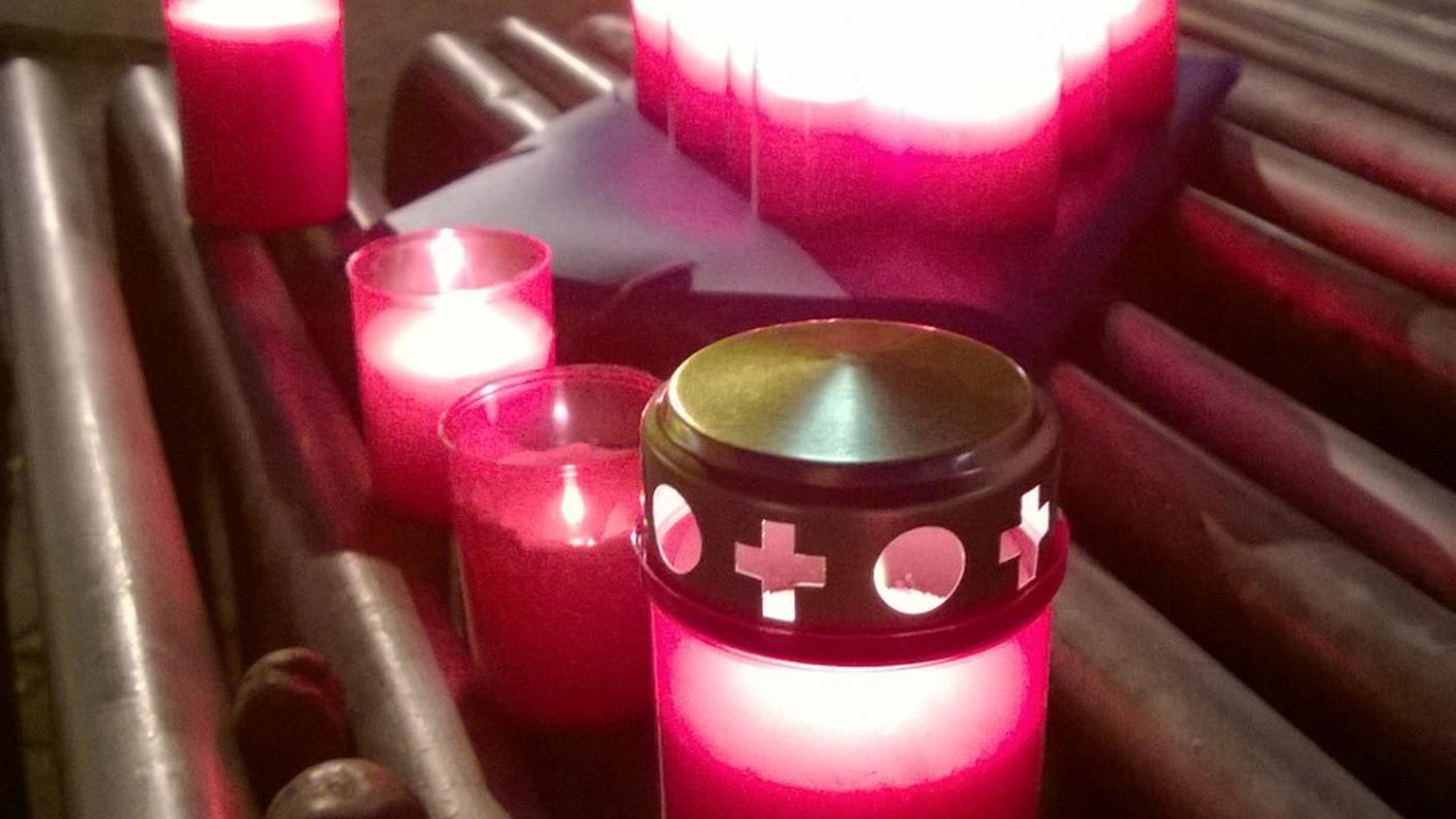 Le candele accese per dare l'addio agli ippocastani a Lugano