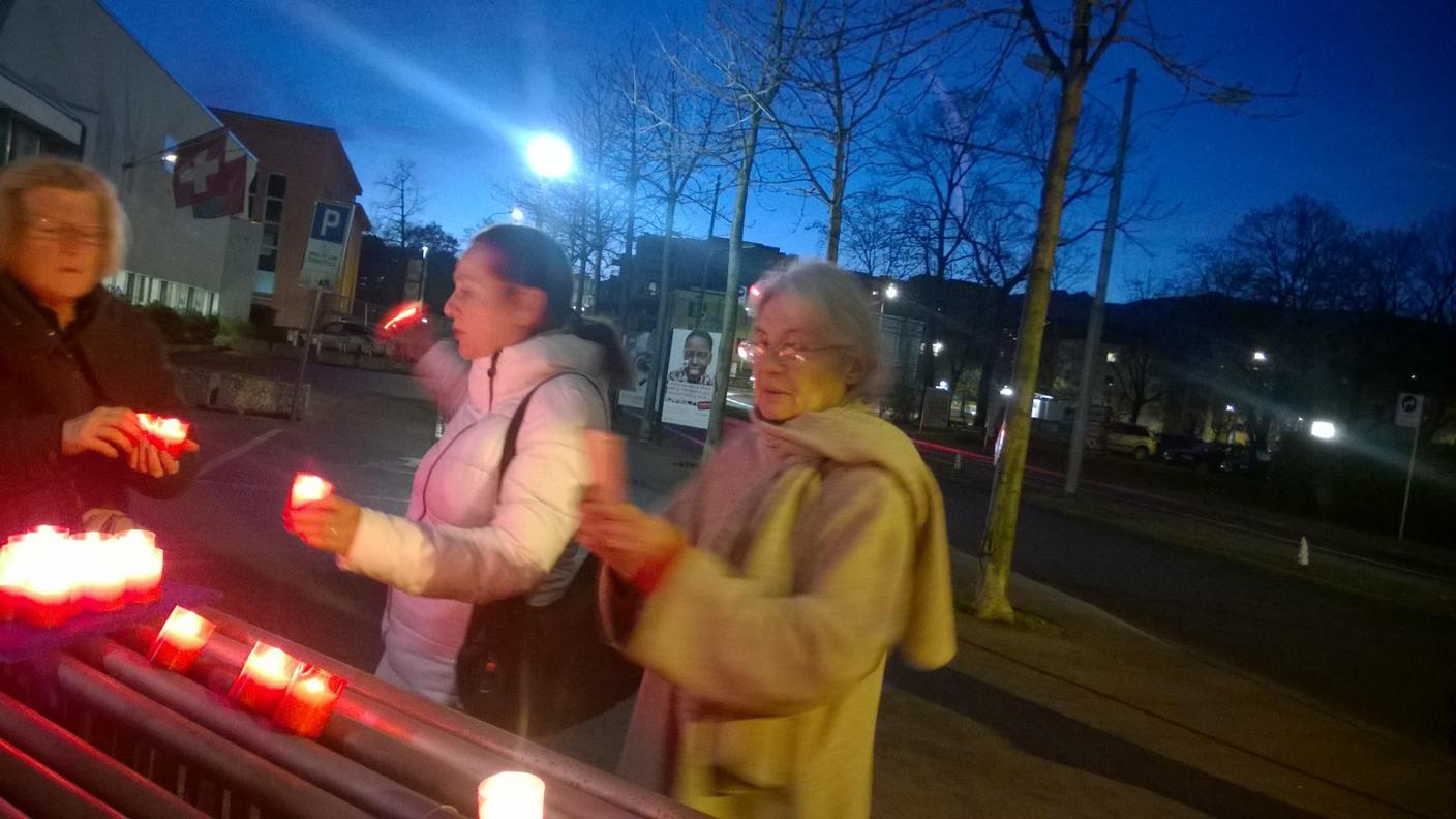 Le candele accese per dare l'addio agli ippocastani a Lugano