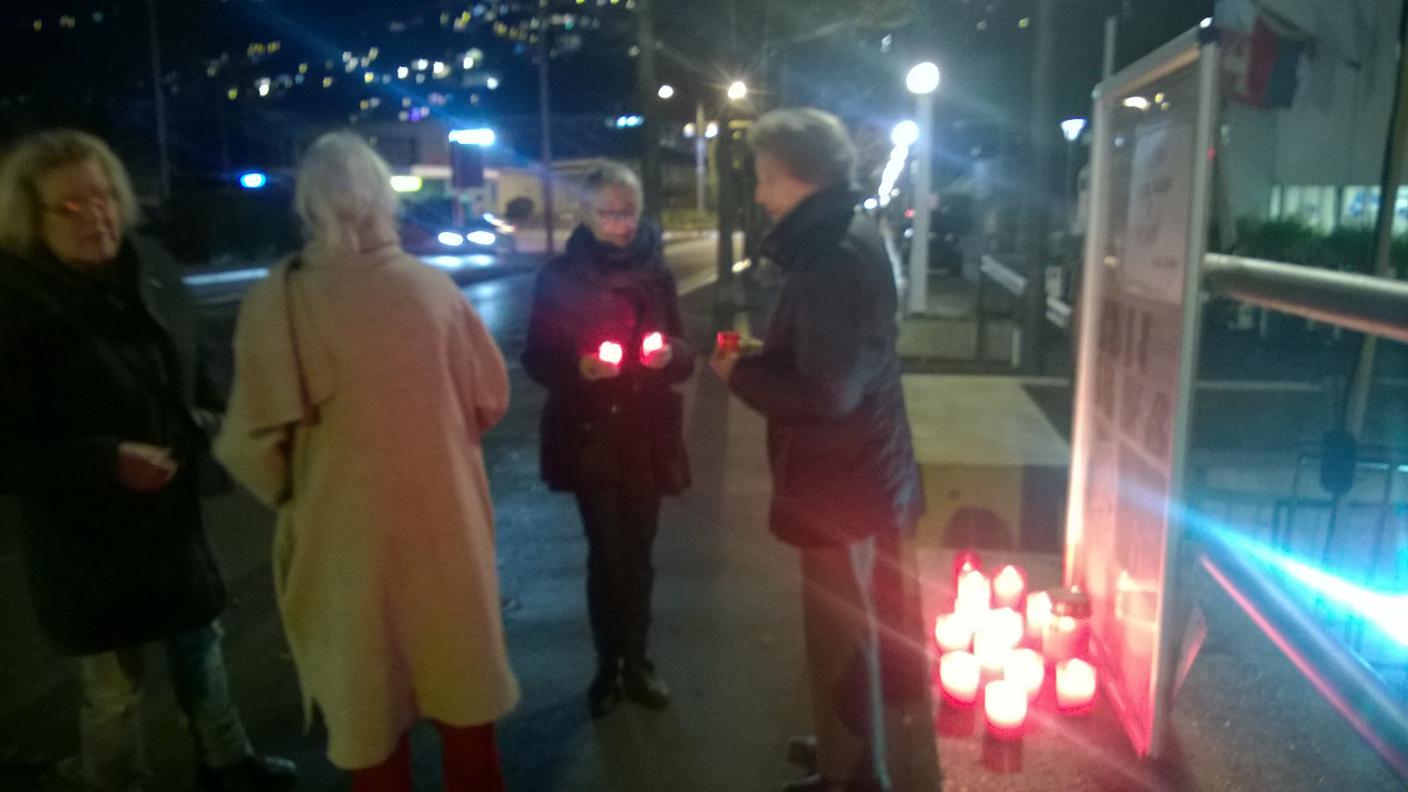 Le candele accese per dare l'addio agli ippocastani a Lugano