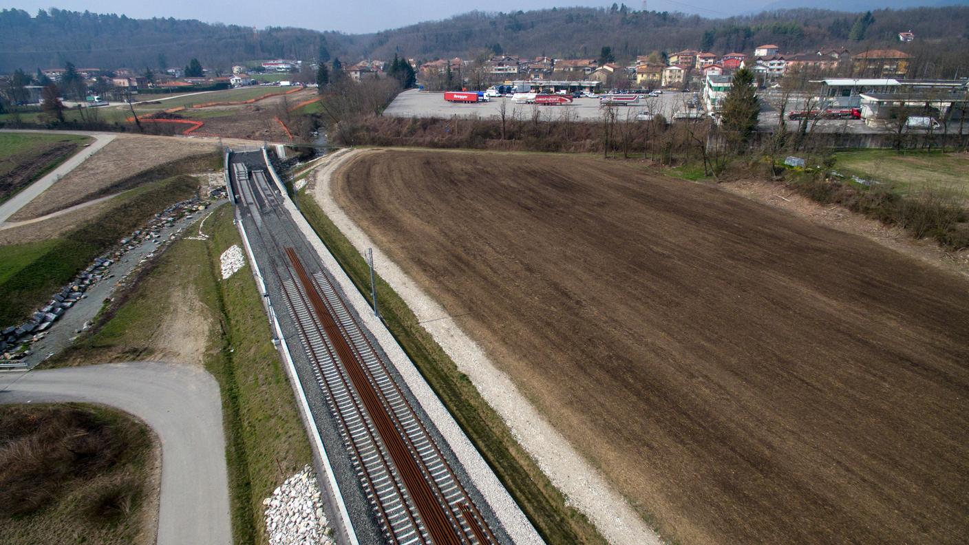 Il tratto di binari della liena ferroviaria Stabio - Arcisate in territorio svizzero (archivio)