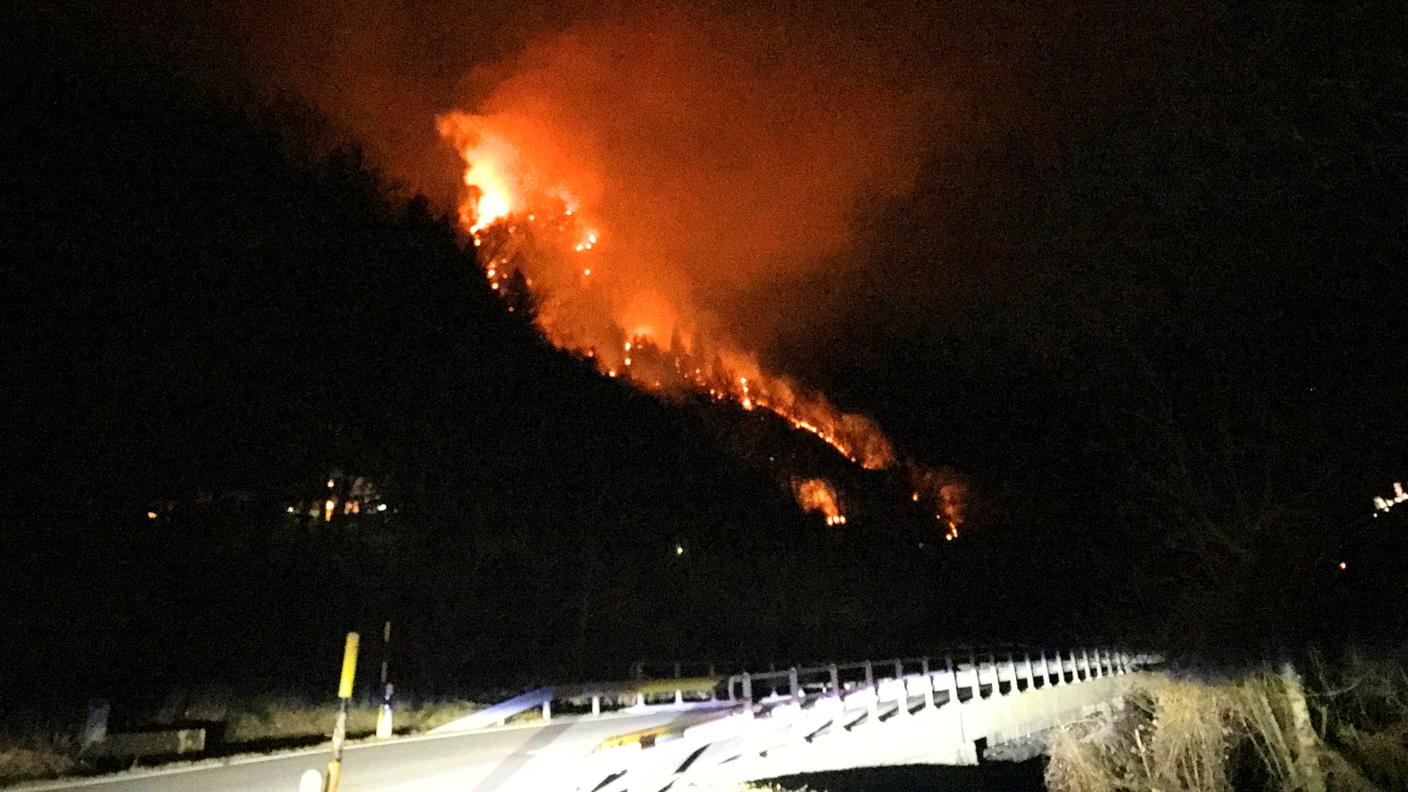 L'incendio immortalato dall'autostrada