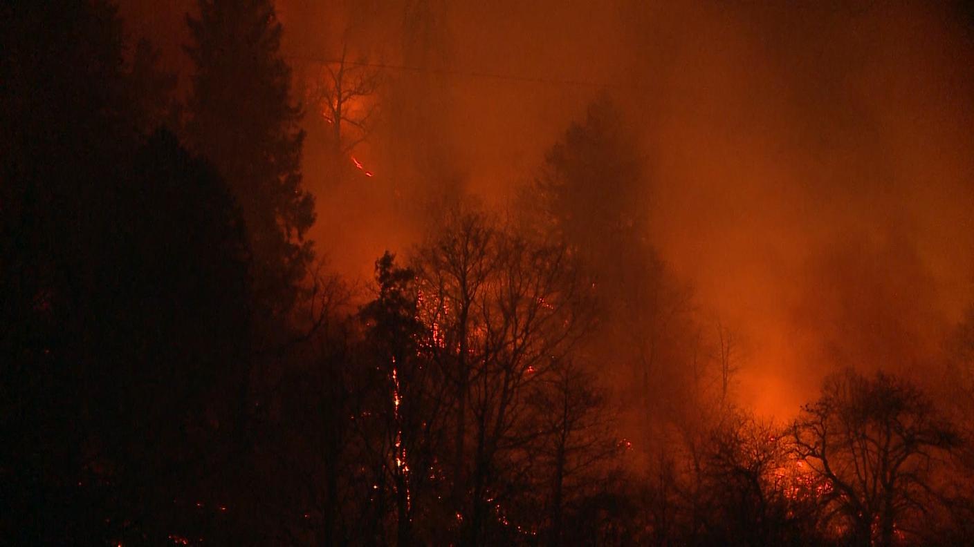 Le fiamme divampano nei boschi di Soazza