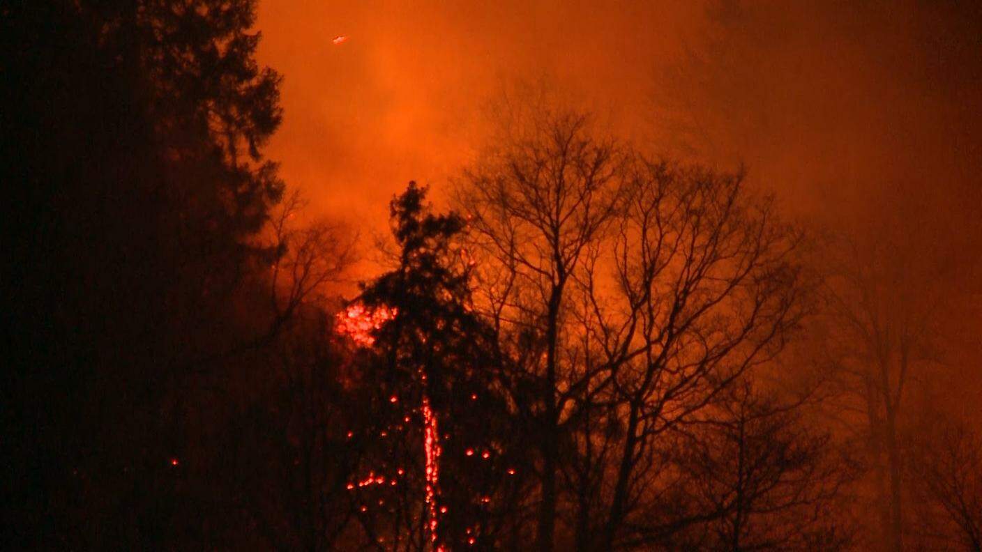 Le fiamme divampano nei boschi di Soazza