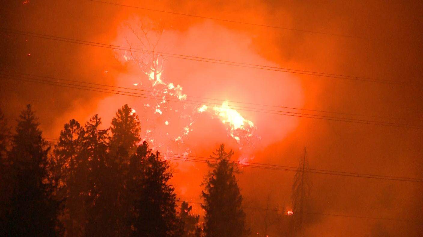Le fiamme divampano nei boschi di Soazza