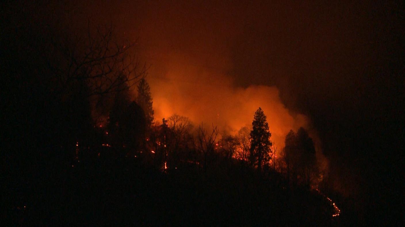 Le fiamme divampano nei boschi di Soazza