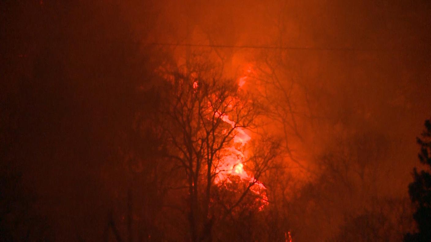Le fiamme divampano nei boschi di Soazza