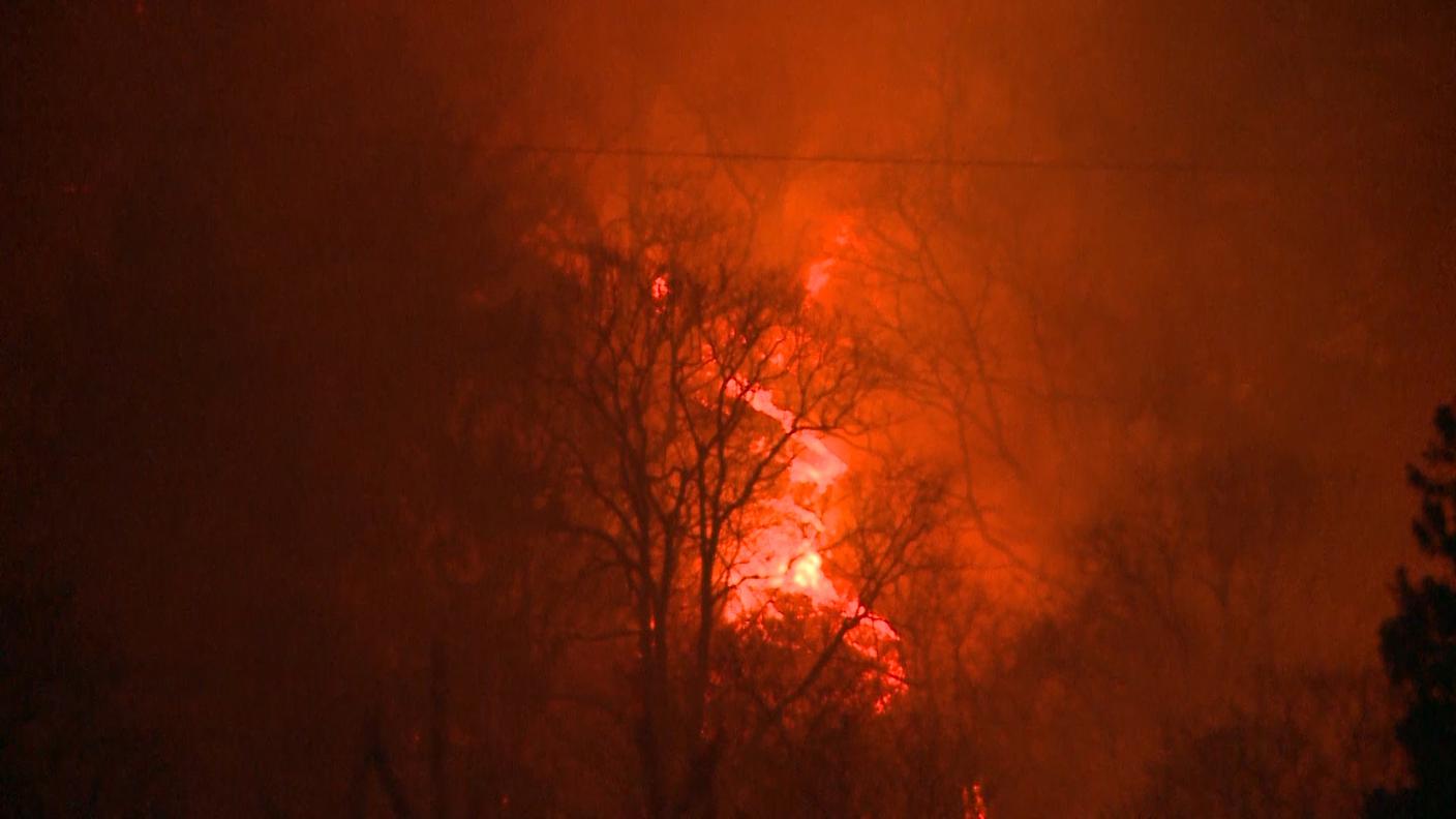 Le fiamme divampano nei boschi di Soazza