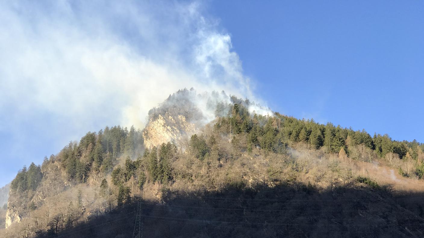 I pompieri sono riusciti a circoscrivere l'incendio e a spingerlo verso l'alto