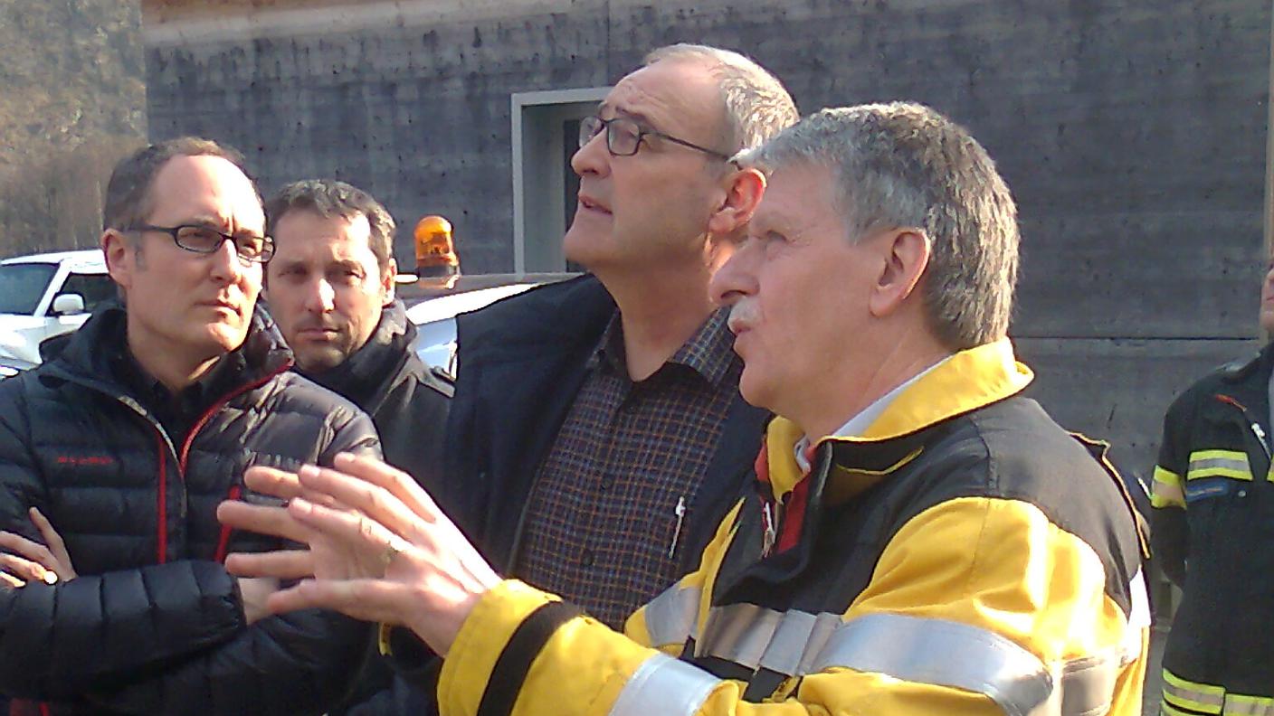 Da sinistra: il consigliere di Stato grigionese Christian Ratghed, il consigliere federale Guy Parmelin e l'ispettore dei pompieri grigionesi Hansruedi Rot