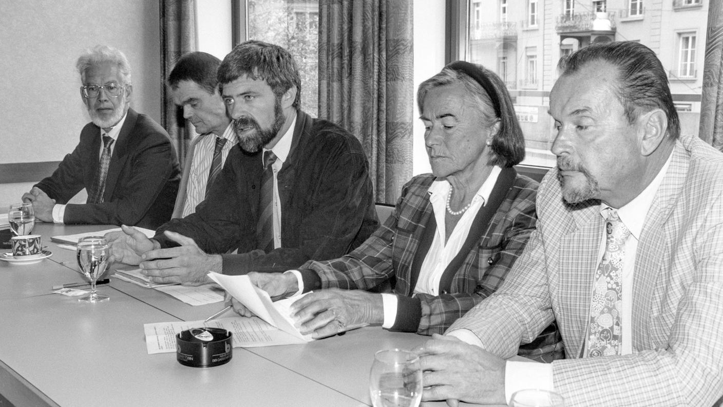 L'avvocato ticinese durante una conferenza stampa a Berna nel settembre 1990