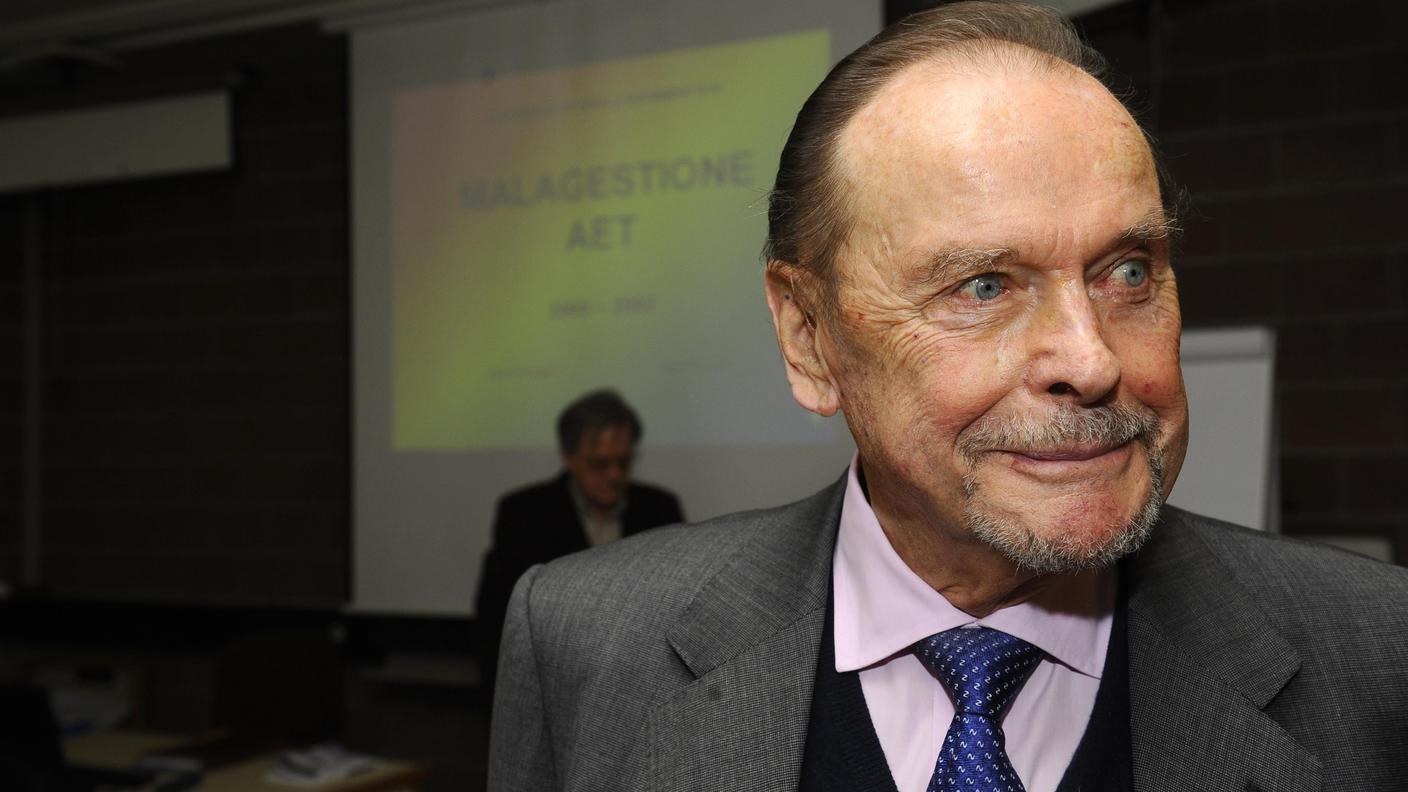Sergio Salvioni alla presentazione del libro sull'AET, nel 2010