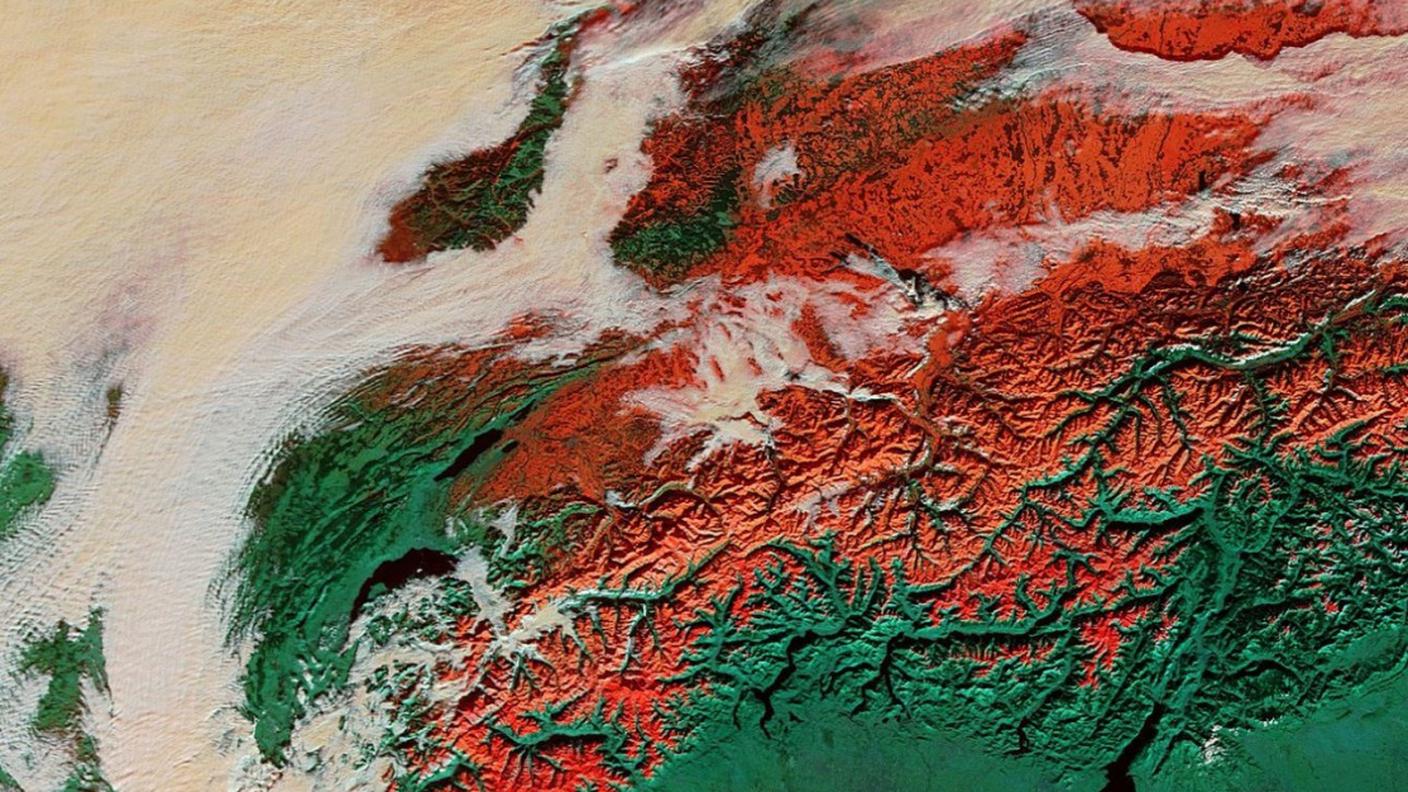 Immagine MODIS dal satellite Terra della NASA. Le zone colorate di rosso sono le regioni con neve o ghiaccio mentre le zone bianche corrispondono a nebbia o nuvole basse
