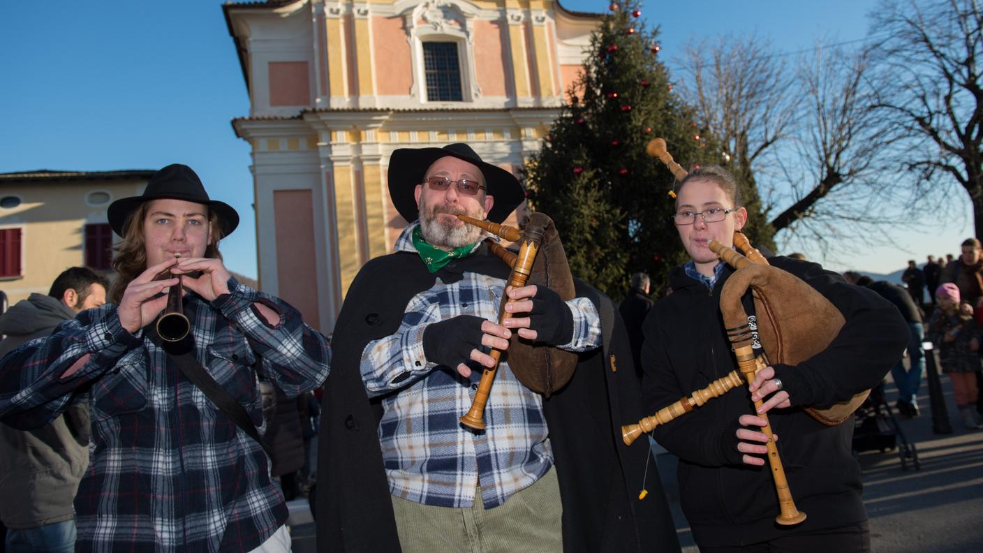 Zampognari sul sagrato della chiesa parrocchiale