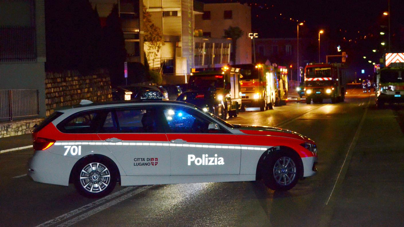 Strada bloccata e pompieri al lavoro