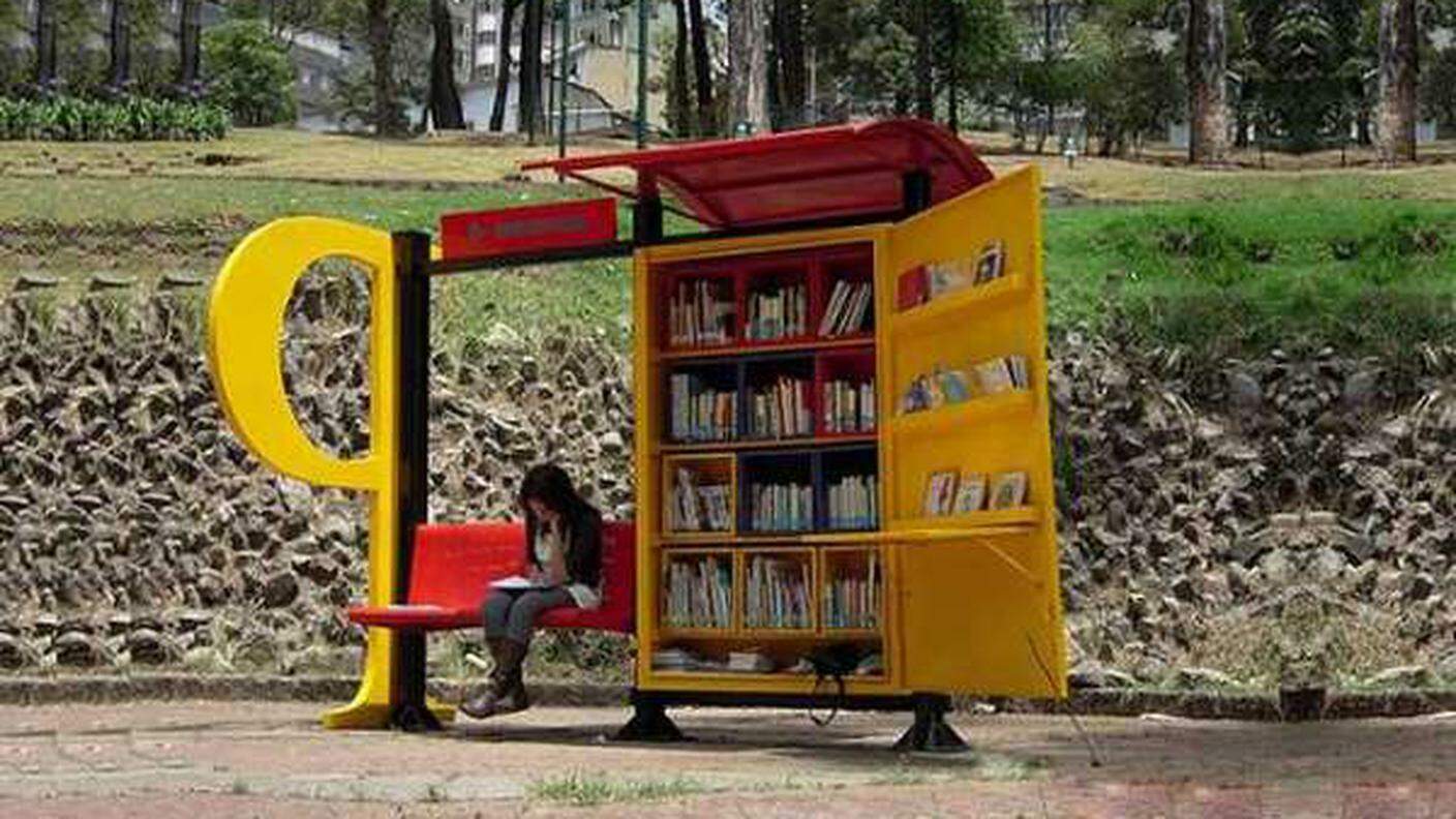 Libri alla fermata dell'autobus a Bogotà (Colombia)