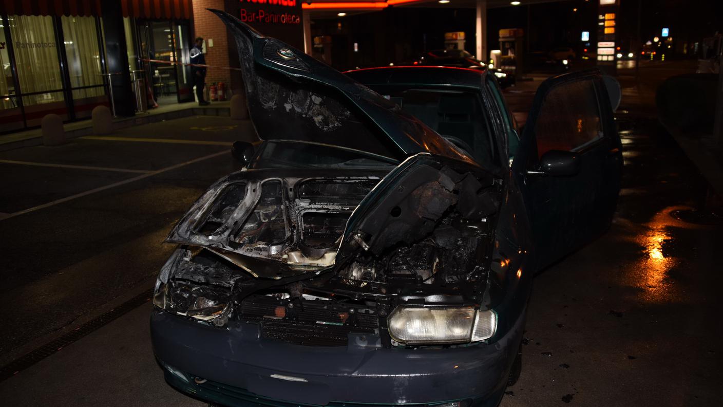 L'auto in fiamme