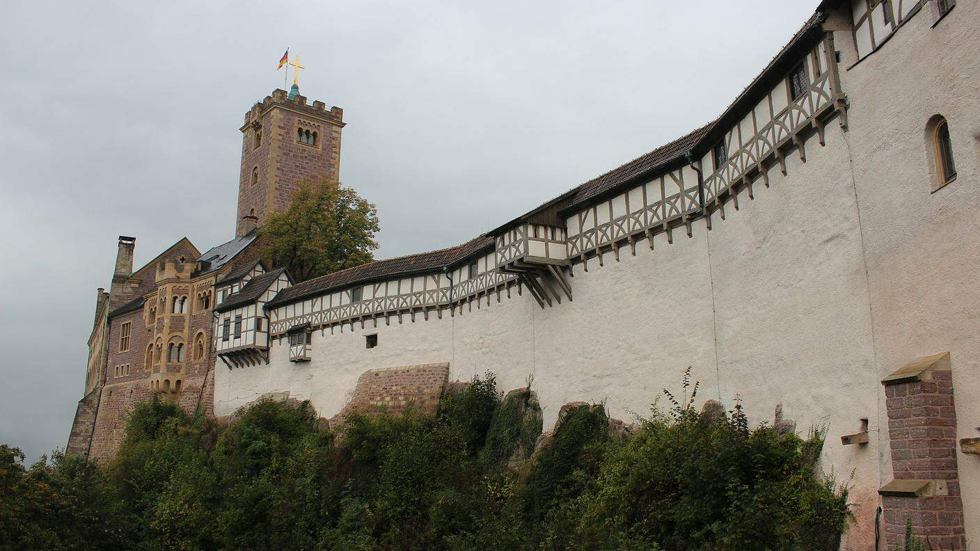 La fortezza Wartburg dove Lutero rimase dieci mesi nel 1521 dedicandosi alla traduzione in tedesco del Nuovo Testamento 