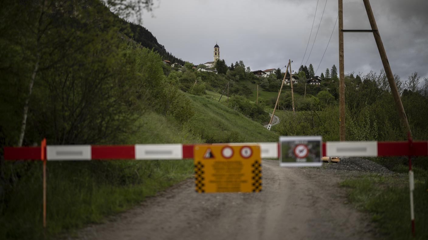 Tutti gli accessi stradali e pedonali alla zona di pericolo attrono a Brienz sono stati sbarrati