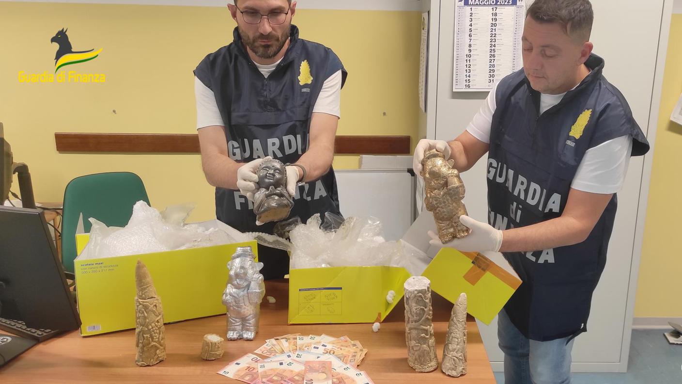 La guardia di finanza con alcune statuette incriminate