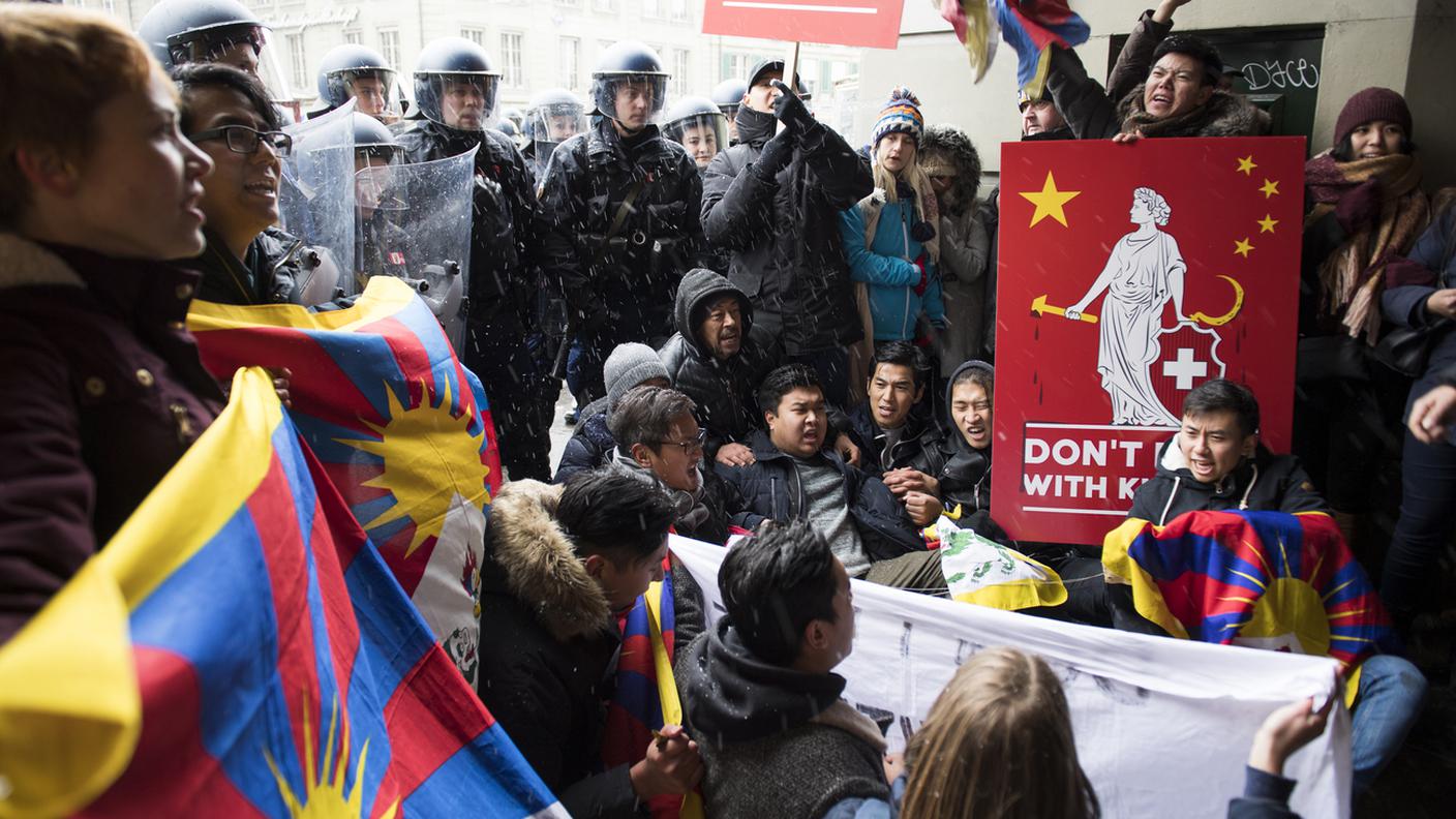 Sit-in a Berna per chiedere "la democrazia svizzera in Tibet e in Cina"