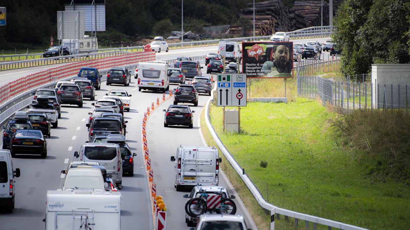 Sulla destra, veicoli ripresi in transito sulla corsia preferenziale nell'agosto del 2022