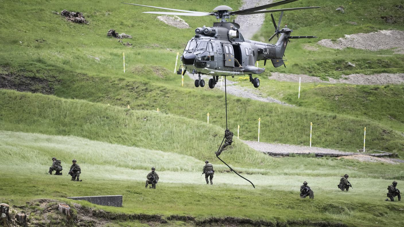 Militi in azione con il Super Puma