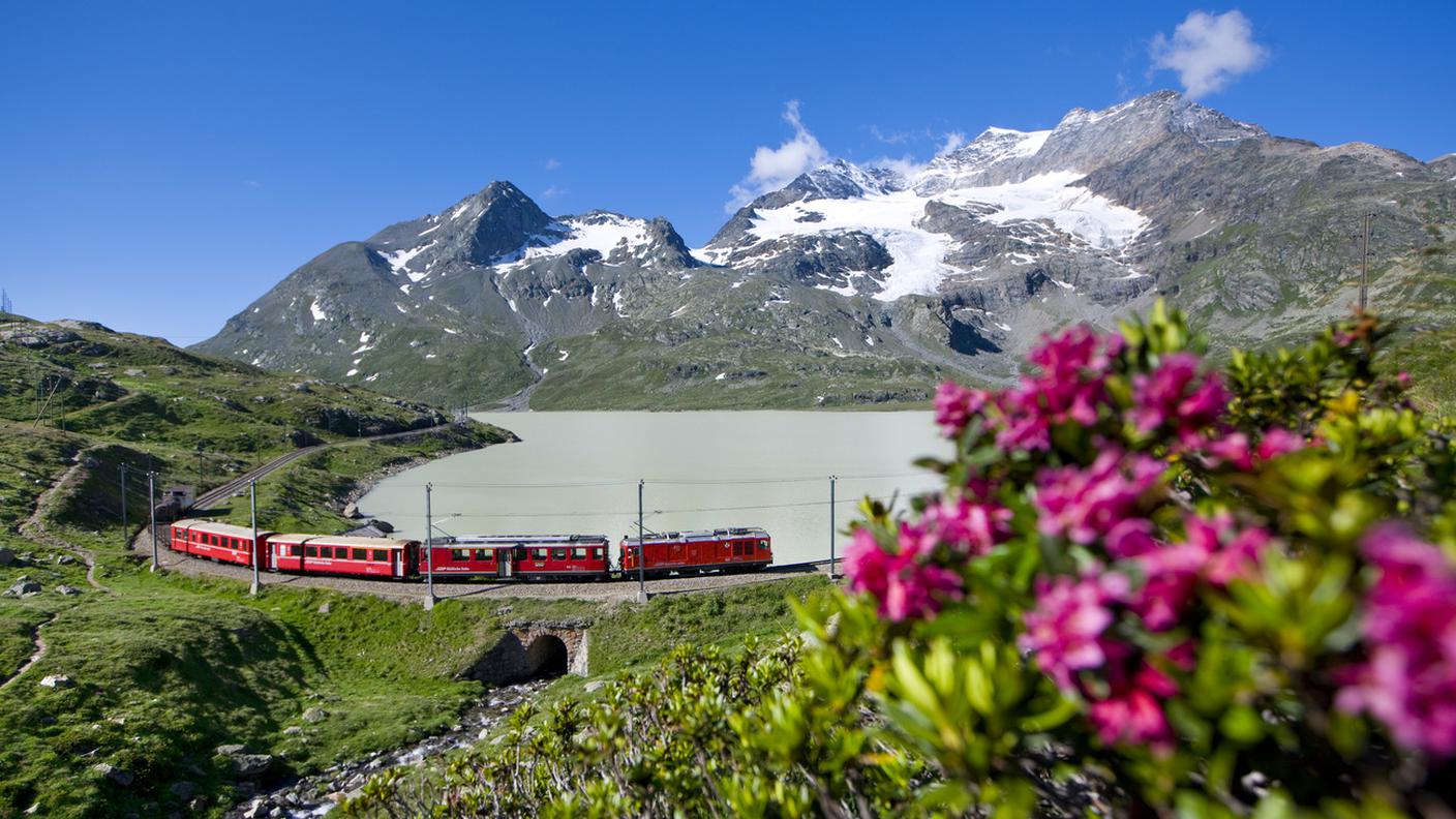 Un convoglio della Ferrovia retica lungo la linea del Bernina che costeggia il Lago Bianco