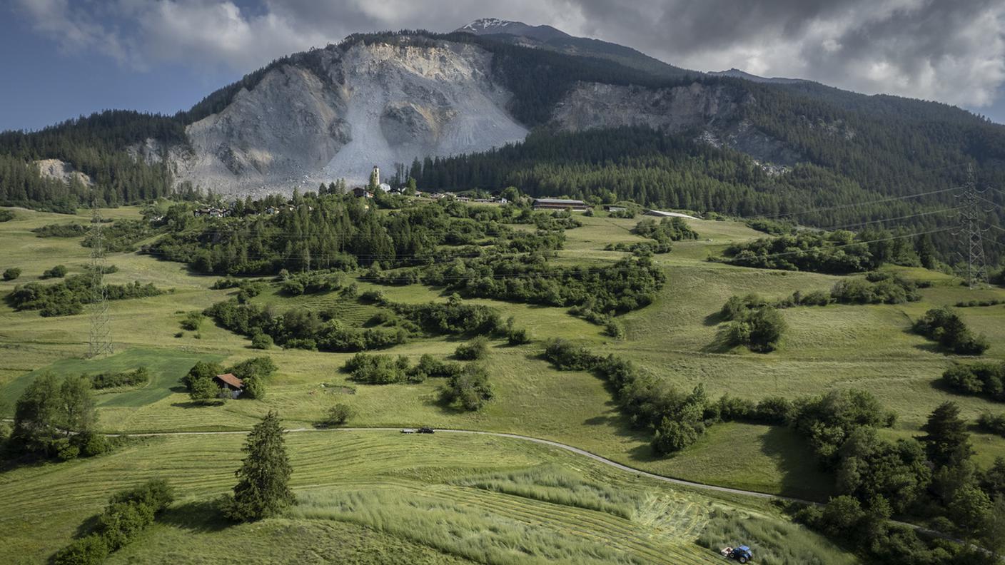 I prati bassi sotto il villaggio di Brienz dove i contadini lavorano con un occhio alla frana
