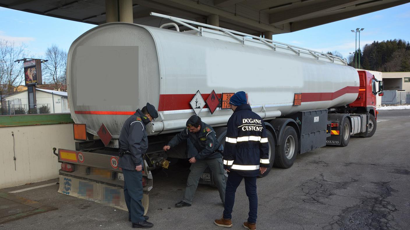 Contrabbando di carburante, uno dei mezzi sequestrati