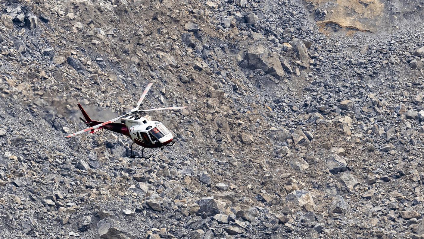 Un elicottero sorvola la frana: si stima si siano staccati fino a tre quarti dei 2 milioni di metri cubi di roccia pericolante
