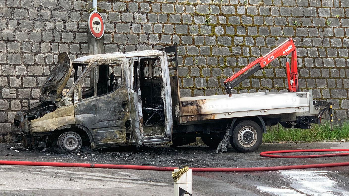 Il conducente è riuscito ad abbandonare il veicolo prima che fosse avvolto dalle fiamme