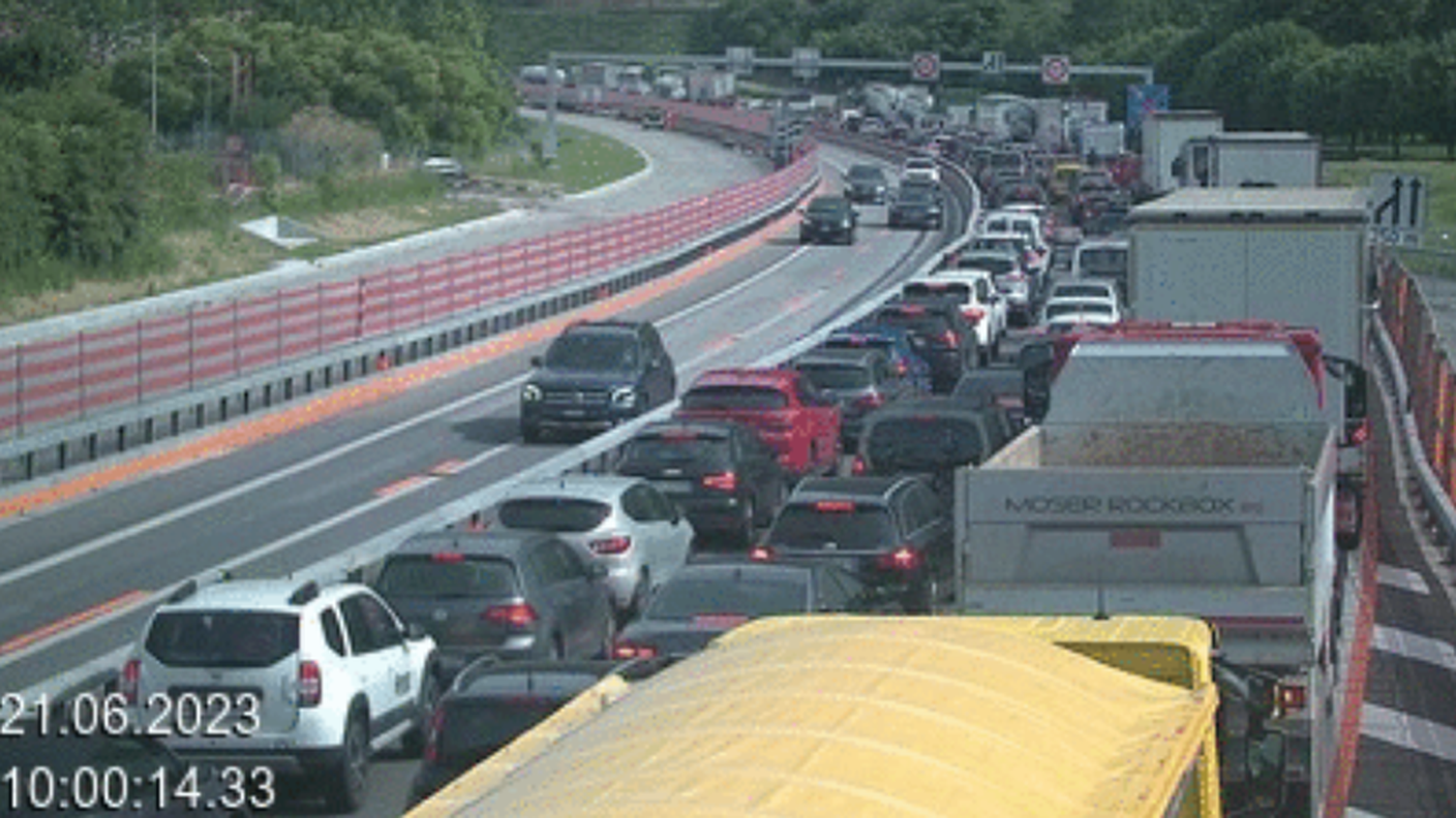 Nell'immagine da webcam, la colonna di veicoli bloccati sull'A2 all'altezza di Mendrisio/San Martino