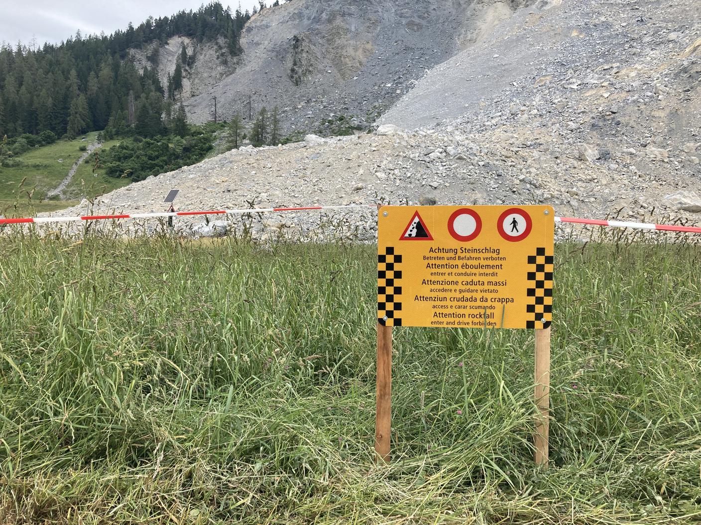 L'attenzione si focalizza ora su un plateau di 2-4 milioni di metri cubi, in cima alla massa rocciosa, che ha subito colpi e movimenti d'assestamento