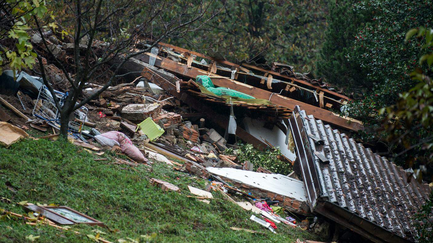 Ciò che rimase della casa travolta dalla frana a Bombinasco, dopo le intense piogge nell'autunno del 2014