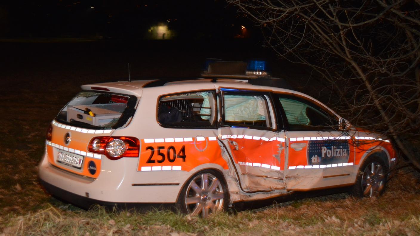 Quel che resta dell'auto della polizia