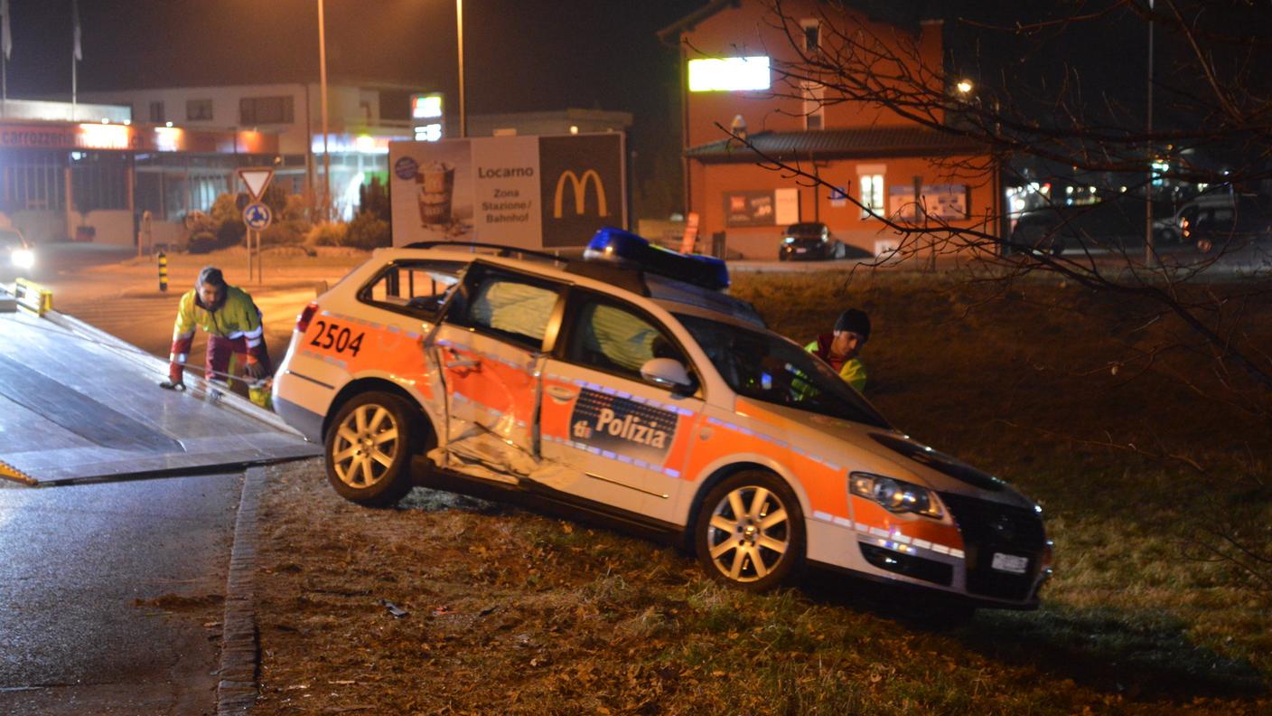 Quel che resta dell'auto della polizia