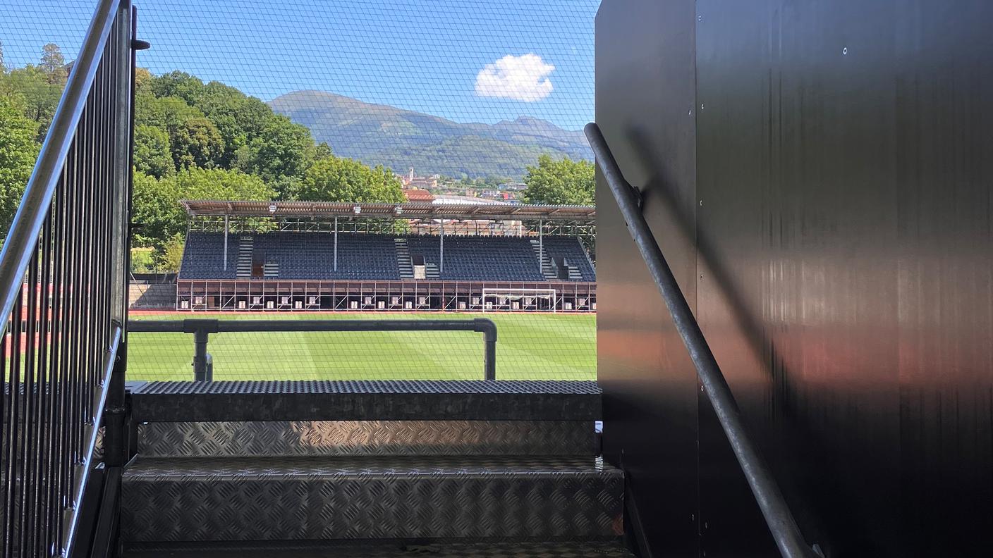 La rampa di accesso alla tribuna sud dello stadio provvisorio "all'inglese"