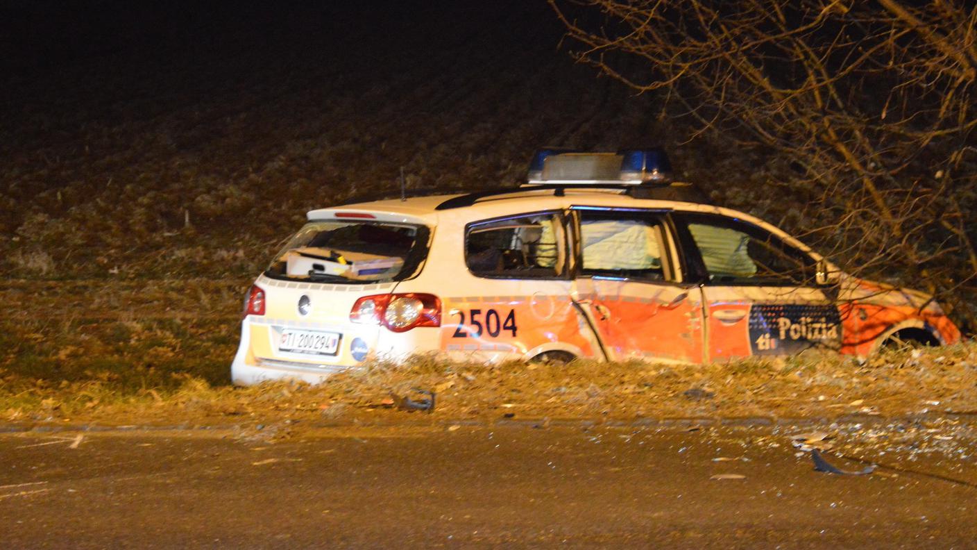 L'auto della polizia cantonale danneggiata nell'incidente di venerdì sera